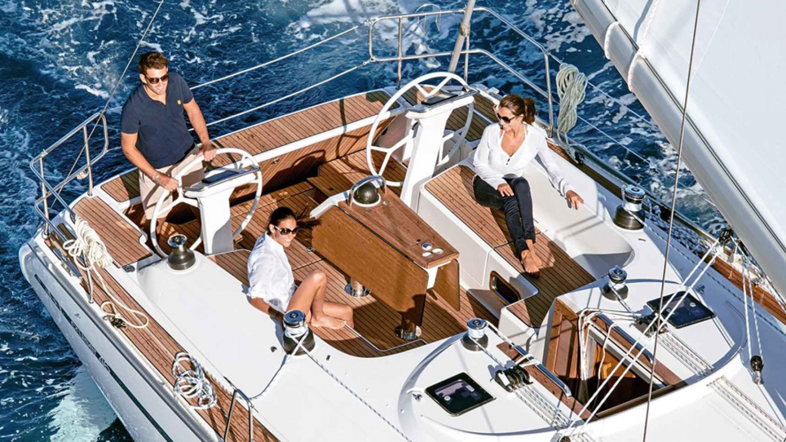 Petrecere privată pe yacht în largul mării